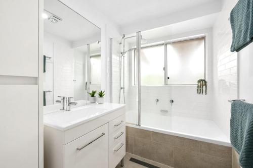 Phòng tắm tại Sawtell Sea Breeze House