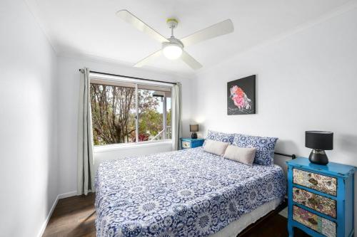 Giường trong phòng chung tại Sawtell Sea Breeze House