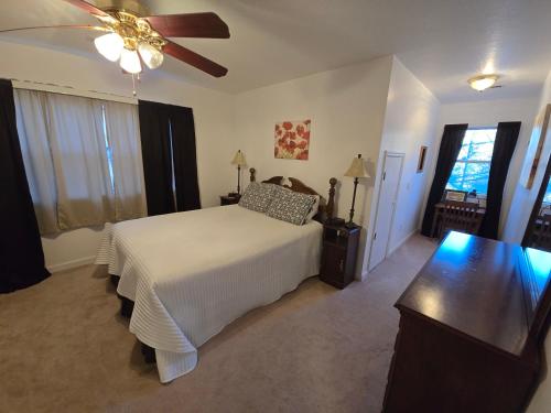een slaapkamer met een bed en een plafondventilator bij Mallard Cove - lakeside pet friendly in Robbinsville