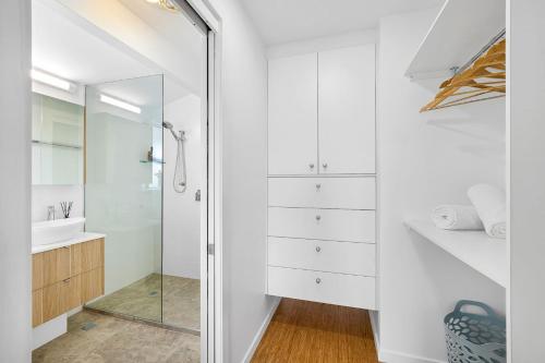 Phòng tắm tại Sunsets at Snowmas Pooch Friendly Stunning Views