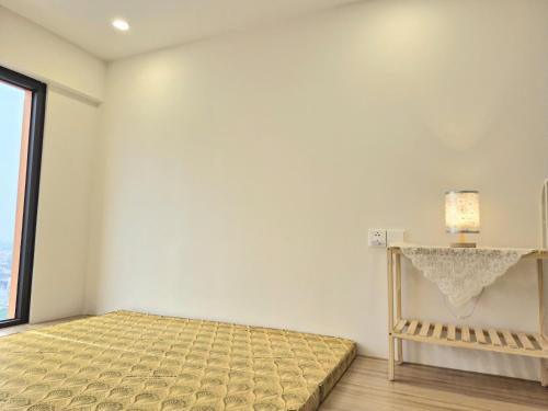 una camera da letto con un letto e una finestra di My SunArt a Quang Ãm