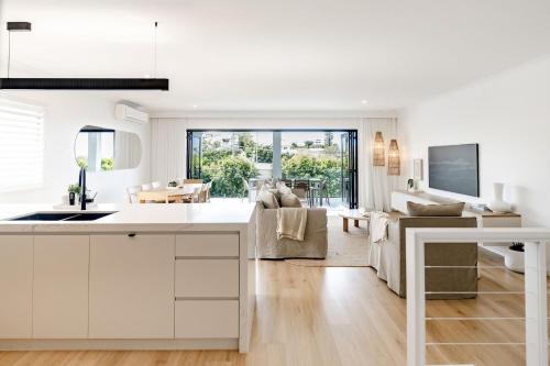 Телевизор и/или развлекательный центр в Sunny Luxury in Paradise Sunrise Beach Noosa