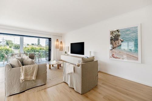 Телевизор и/или развлекательный центр в Sunny Luxury in Paradise Sunrise Beach Noosa