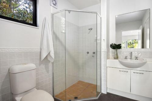 ein Badezimmer mit Dusche, Toilette und Waschbecken in der Unterkunft Salty Stays on Stevens St Ocean Views Top Deck in Sunshine Beach