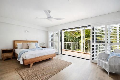 ein weißes Schlafzimmer mit Bett und Balkon in der Unterkunft Salty Stays on Stevens St Ocean Views Top Deck in Sunshine Beach