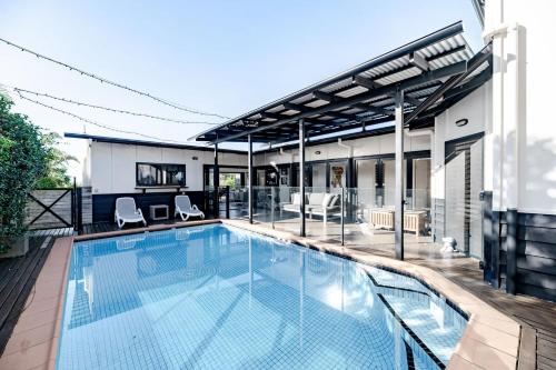 een zwembad bovenop een huis bij Absolute Beachfront House with Pool & Views in Marcus Beach
