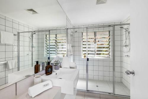 ein weißes Badezimmer mit Waschbecken und Dusche in der Unterkunft 8 Andari Sunshine Luxury 1min to Beach in Sunshine Beach