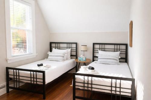 En eller flere senge i et værelse på Spacious 4-Bed- Sleeps 8 - Family Friendly