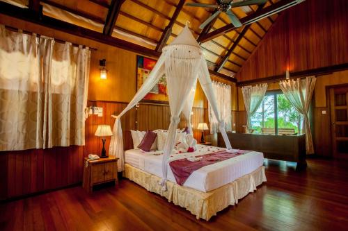 Postel nebo postele na pokoji v ubytování Lankayan Island Dive Resort