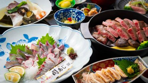 una tavola piena di diversi tipi di alimenti in ciotole di Saigakukan a Yufu