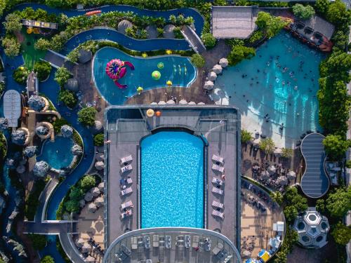 an overhead view of a pool at a resort at Grande Centre Point Space Pattaya in North Pattaya