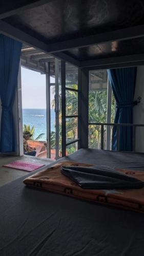 una camera da letto con un letto con vista sull'oceano di The Up Koh Rong a Phumĭ Kâoh Rŏng