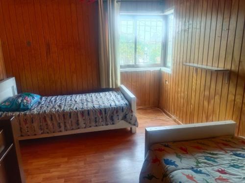 une chambre avec un lit et une fenêtre dans une pièce dans l'établissement Casa en el quisco 10 personas con piscina, à El Quisco