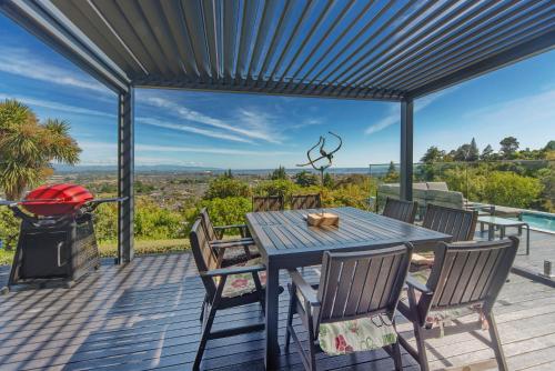 En balkon eller terrasse på Pohutukawa House - Views, Pools, Serenity!