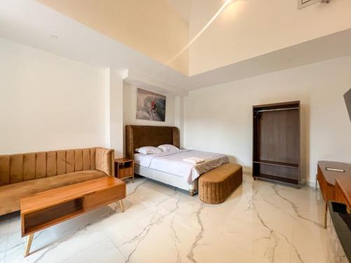 En eller flere senge i et værelse på The Lavana Allena Living Bali