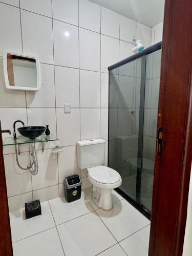 维多利亚-达孔基斯塔Aconchego Smart - Perto de tudo!的浴室配有马桶和玻璃淋浴房