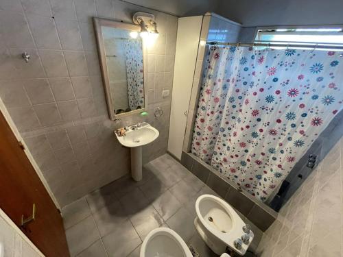 un bagno con lavandino, WC e doccia di Casa de Alvita a Villa Carlos Paz