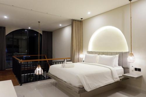 Ένα ή περισσότερα κρεβάτια σε δωμάτιο στο Modern 1BR Loft style with pool in Pegending