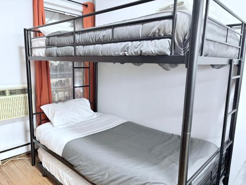 un letto a castello in una stanza accanto a una finestra di Midtown Prestige a New York