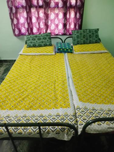 Ένα ή περισσότερα κρεβάτια σε δωμάτιο στο Sri Siva Jothi Illam