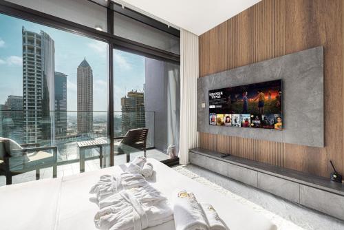 PNB Living - Luxury Waterfront Studio - Full Canal View - Near Metro - Peninsula One