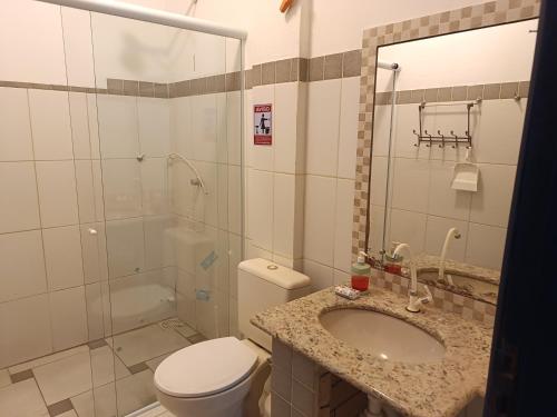 ein Badezimmer mit Toilette, Waschbecken und Dusche in der Unterkunft Pousada Villa da Nascente in Florianópolis