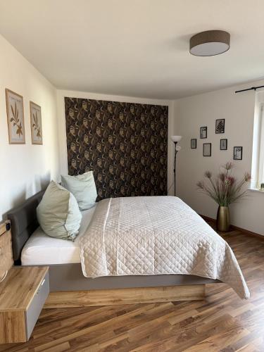 une chambre avec un grand lit et un mur dans l'établissement Apartment nahe Senftenberger See - Wohnung 2, à Senftenberg