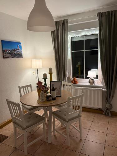 a dining room with a table and chairs and a window at Ferienwohnung am Senftenberger See - Wohnung 2 in Senftenberg