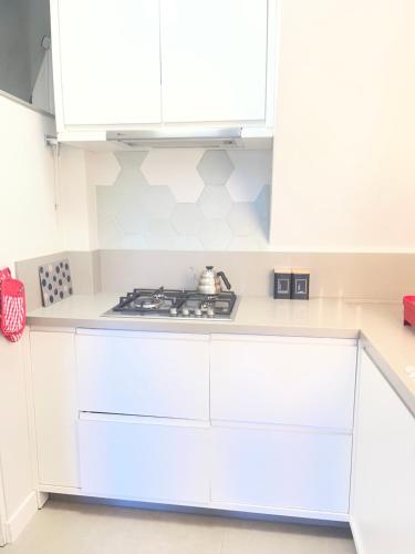 Nhà bếp/bếp nhỏ tại Apê de fundos em condo beira mar com garagem e Wi-Fi