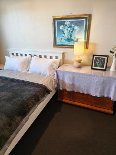 Ένα ή περισσότερα κρεβάτια σε δωμάτιο στο Bayview Holiday Flat