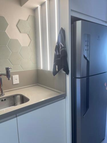 Nhà bếp/bếp nhỏ tại Apê de fundos em condo beira mar com garagem e Wi-Fi