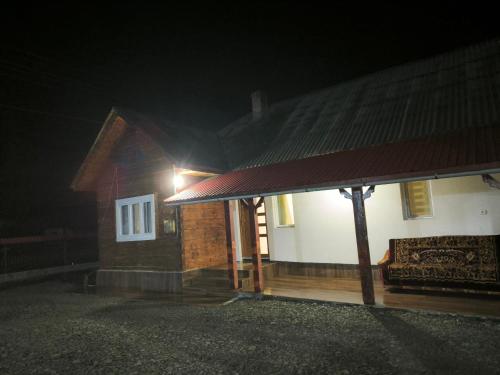 una casa con una luce sul lato di essa di notte di Casa Lăpușană a Lăpuş