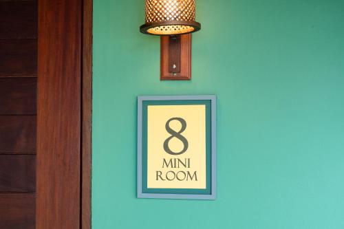 Ladylagoon Villas في كوه ساموي: صورة مؤطرة على جدار أزرق مع إضاءة