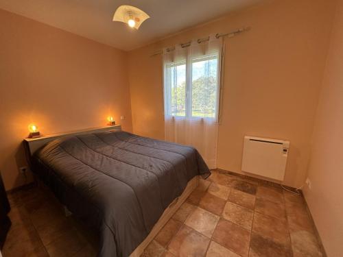 a bedroom with a bed and a window at Prejean in Léon