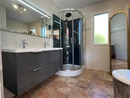 a large bathroom with a sink and a shower at Prejean in Léon