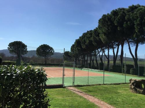 Tenis a/nebo squash v ubytování Aesthetic Farmhouse in Bucine with Barbecue nebo okolí