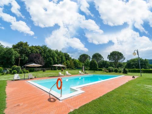 una imagen de una piscina en un patio en Aesthetic Farmhouse in Bucine with Barbecue, en Bucine