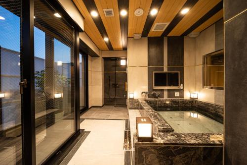 TV a/nebo společenská místnost v ubytování Lucky Sun