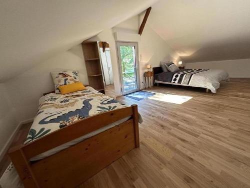 una camera da letto con letto in mansarda di La resiniere a Magescq