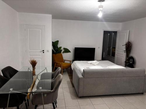 Mondello Hôtellerie Appartement de standing entièrement rénové, 47m2 avec piscine Cannes