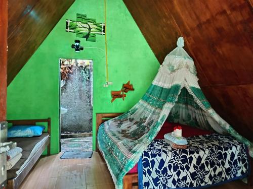 TangkahanにあるGreen Forest Tangkahanのベッドルーム(蚊帳付きのベッド付)