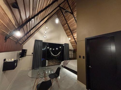 TV a/nebo společenská místnost v ubytování River Paradise Cabin 2 with Private Jacuzzi