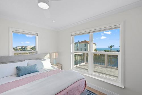 Кровать или кровати в номере Sea'scape - Heated Pool, Beach Gear, Pet Friendly, Beach Views