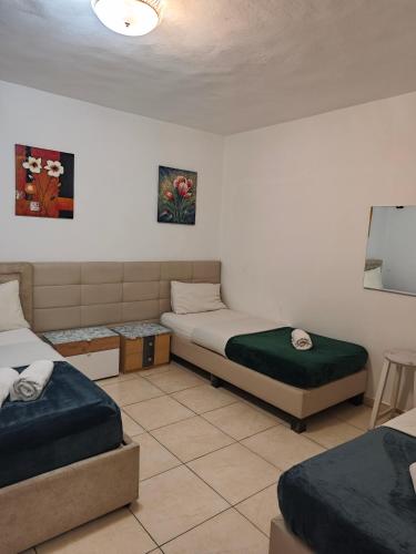 Postel nebo postele na pokoji v ubytování Center Tirana Rooms