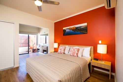 Postel nebo postele na pokoji v ubytování Freshwater East Kimberley Apartments