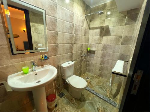 Et badeværelse på Pyramids & Museum Way Hotel