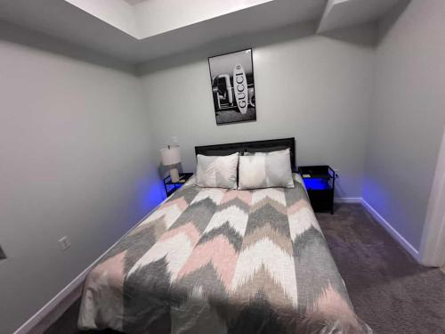 - une chambre avec un lit doté d'une couette et d'oreillers dans l'établissement DTLA prime haven, à Los Angeles