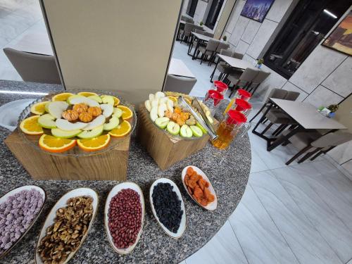 een tafel met een heleboel verschillende soorten voedsel bij Art hotel Air in Tasjkent