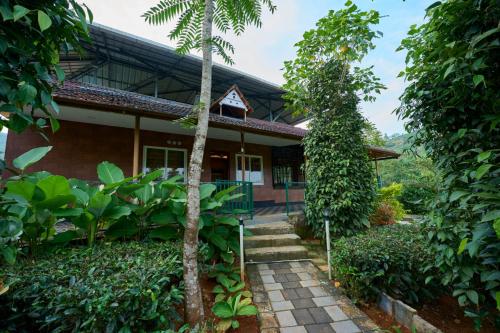 een huis met een pad ervoor bij Sylora Meadows Private Pool Villa ,Vagamon in Pīrmed