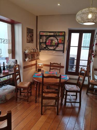 een eetkamer met een tafel en stoelen bij Chambre Japonaise baieta in Moulinet